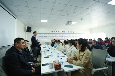 2023, lelampahan anyar Ketua Pak He saka Jwell Machinery pengin kabeh karyawan seneng taun anyar ing pabrik Zhejiang!